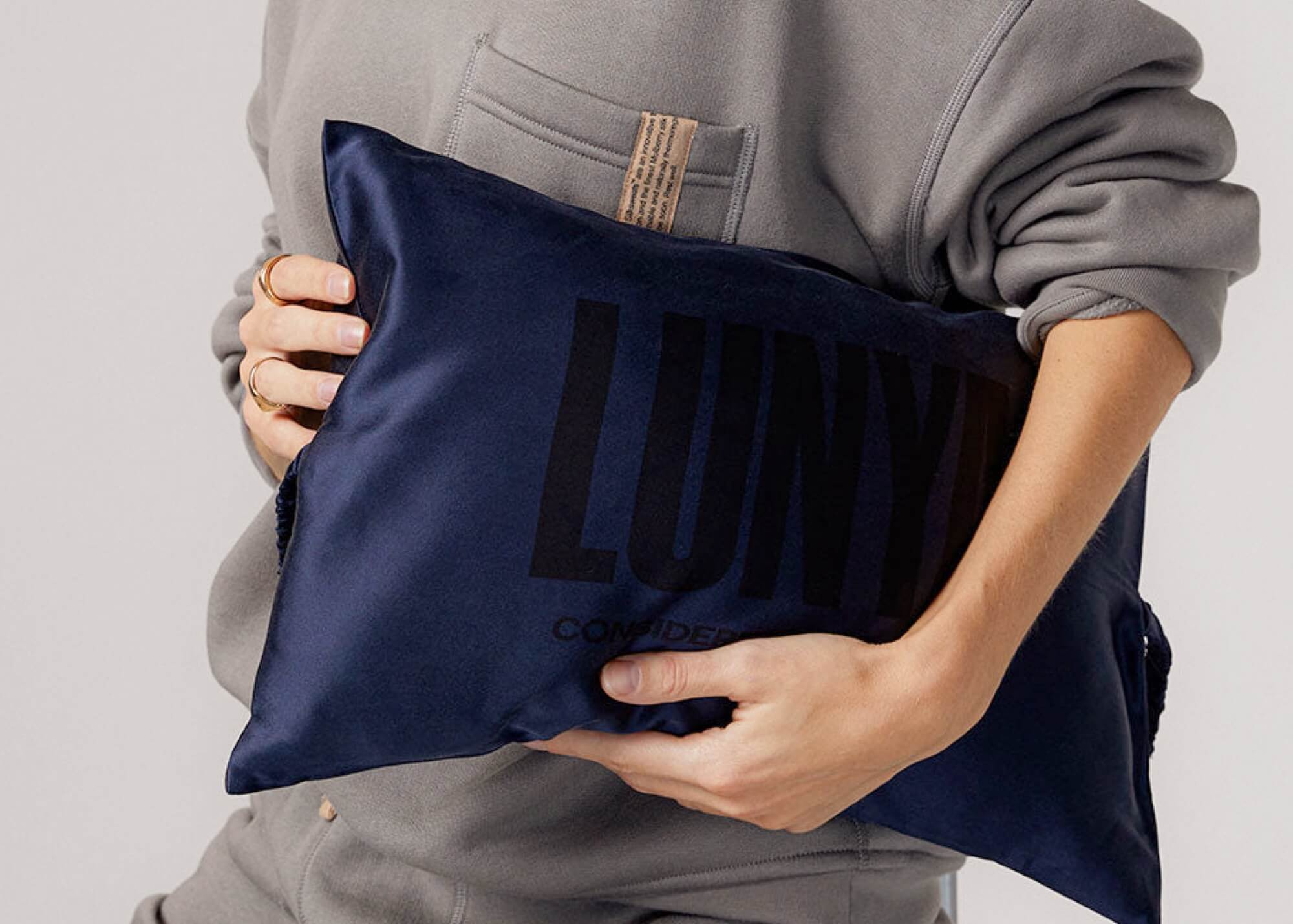 Lunya Pillow Carry UA Riddle